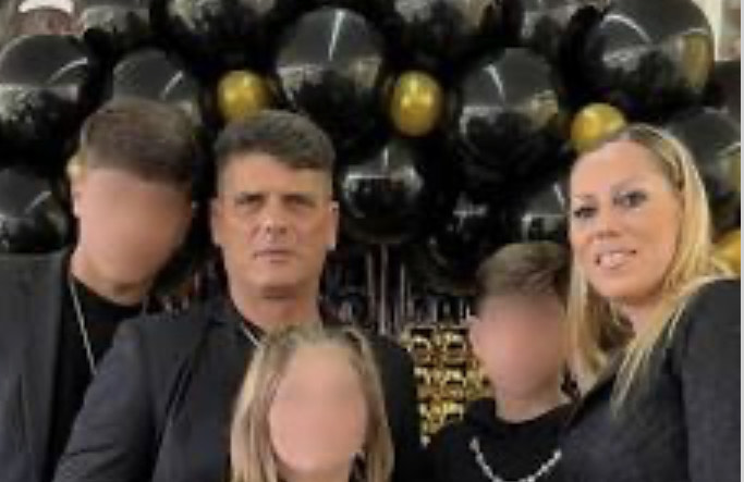 Uccide la moglie e si toglie la vita con in casa i 3 figli