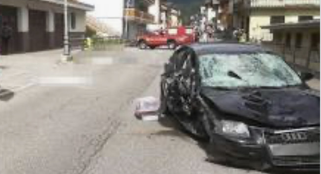 Famiglia travolta da un’auto, tre morti: fra le vittime anche un bimbo di 2 anni