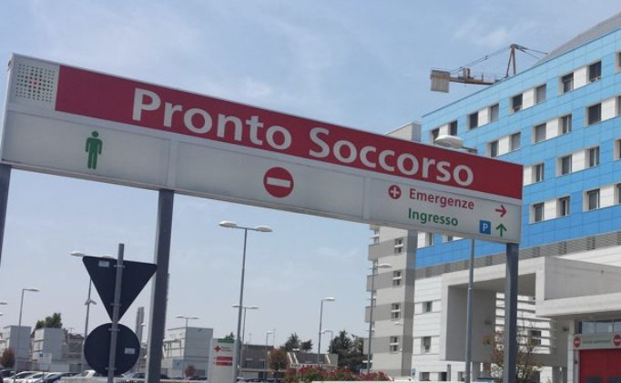 Fingono un malore per un passaggio in ambulanza, si filmano e postano su TikTok