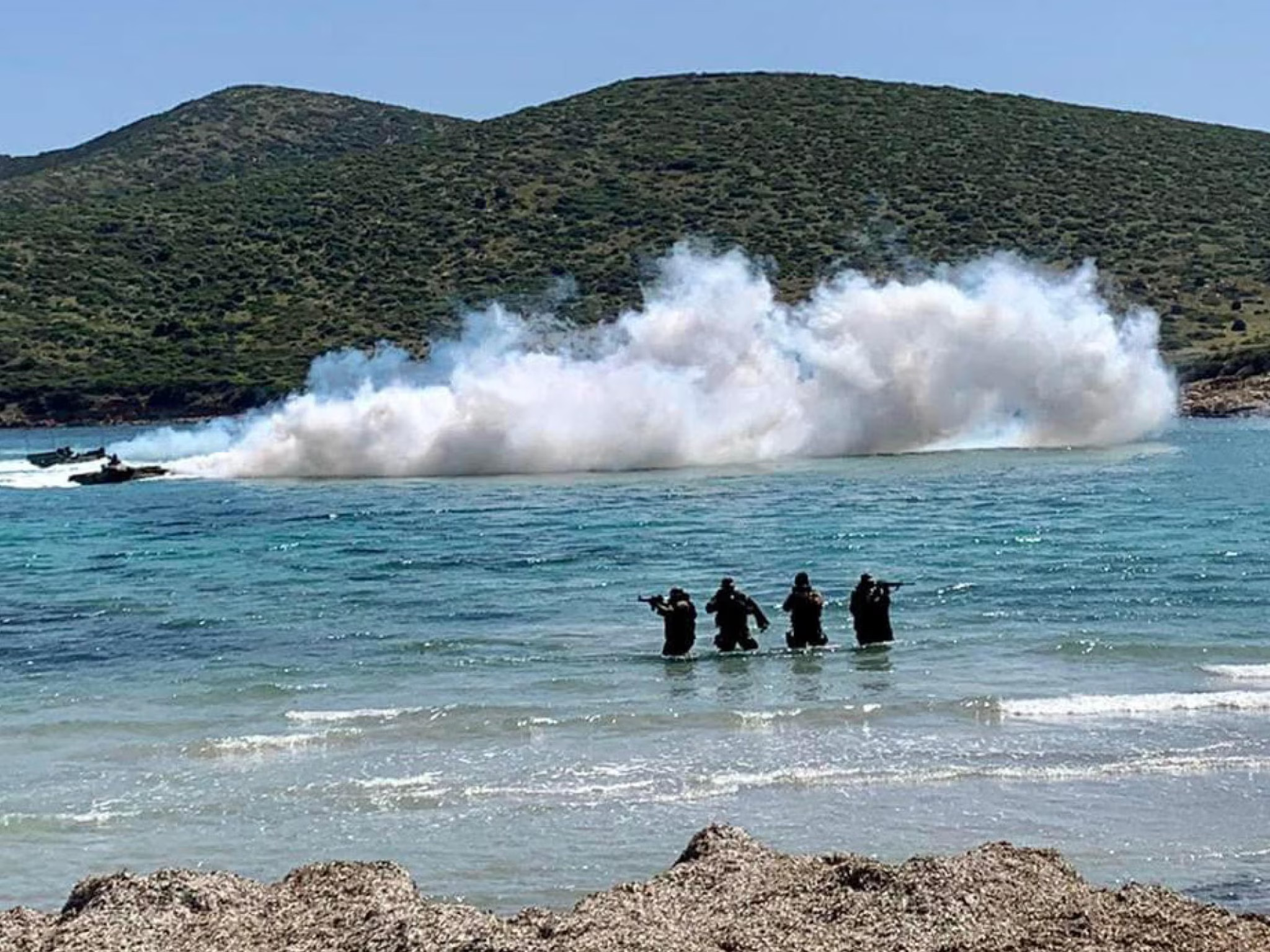 Pescatore trova una bomba in mare, porto e spiagge interdette in piena estate a Teulada