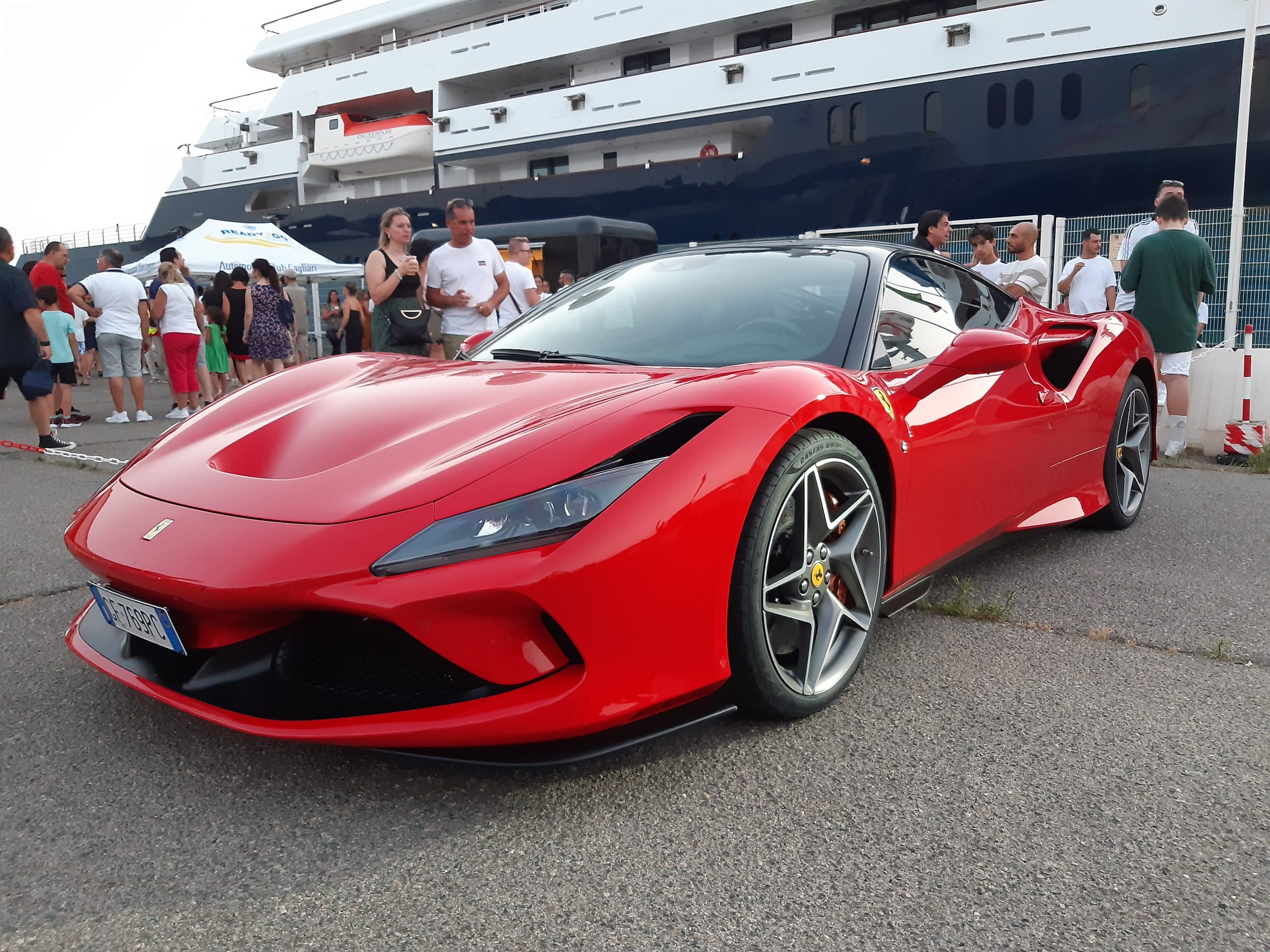 Cagliari, “Serata in Rosso” al molo Ichnusa: le Ferrari incantano ancora – VIDEO