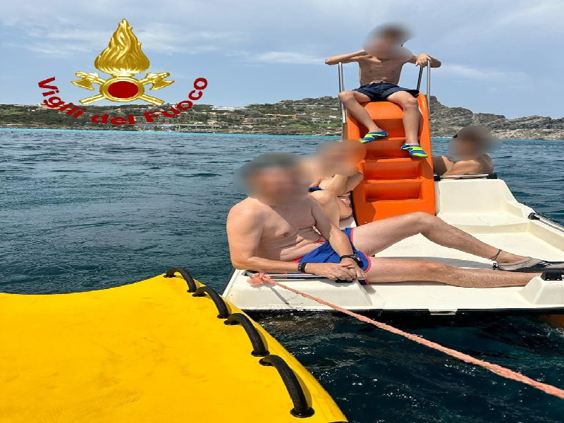 Un surfista e una famiglia in pedalò troppo al largo: 6 persone salvate in poche ore in Sardegna