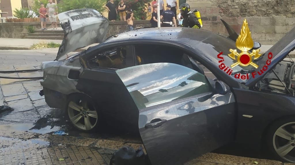 Auto prende fuoco in Sardegna, il guidatore resta intossicato e viene soccorso dal 118