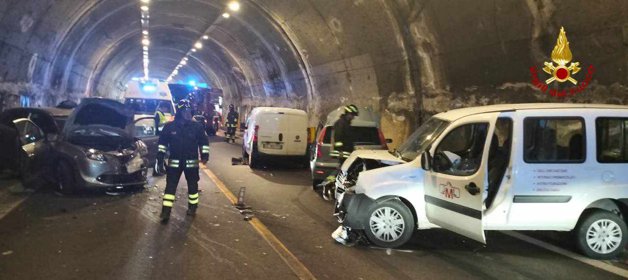 Sardegna, tamponamento a catena nella galleria della 131 Dcn: 4 feriti
