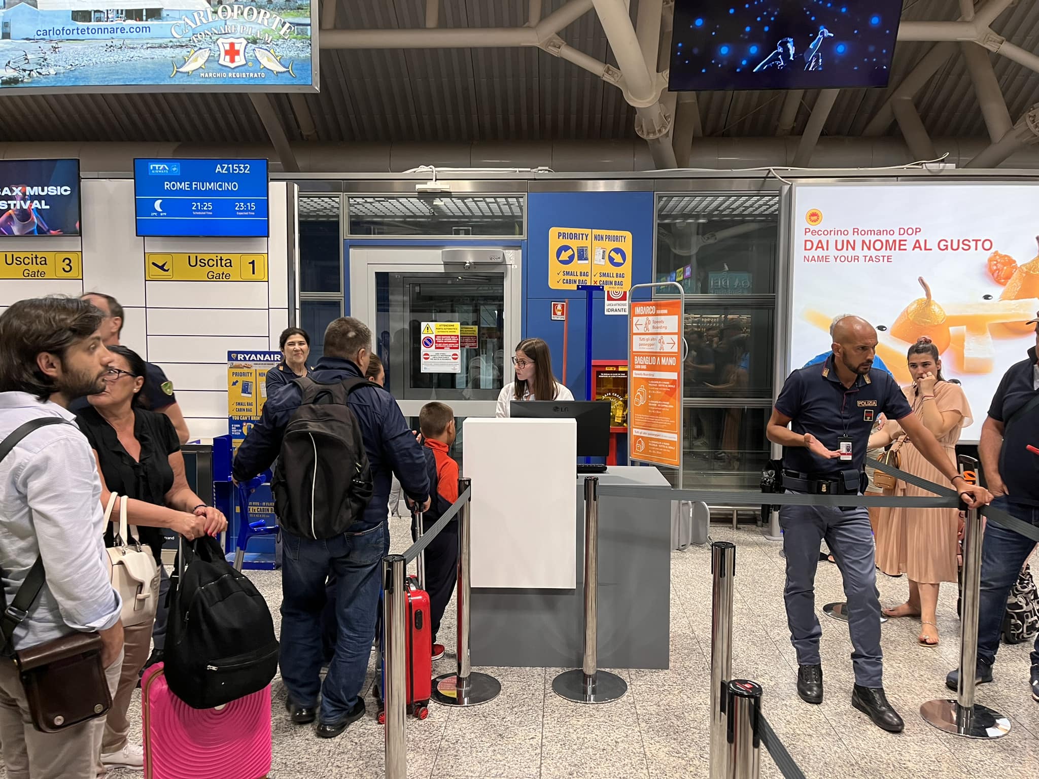 Disastro continuità territoriale, notte da incubo per i passeggeri in partenza da Cagliari: tensione e polizia al gate