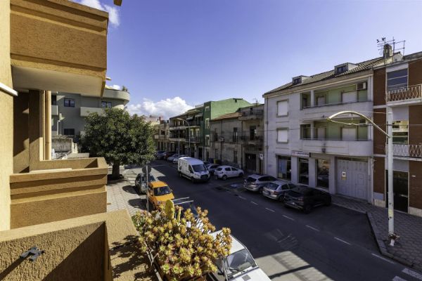 Selargius, notti insonni in via Manin: “Ragazzini che urlano e lanciano bottiglie, nessuno interviene”