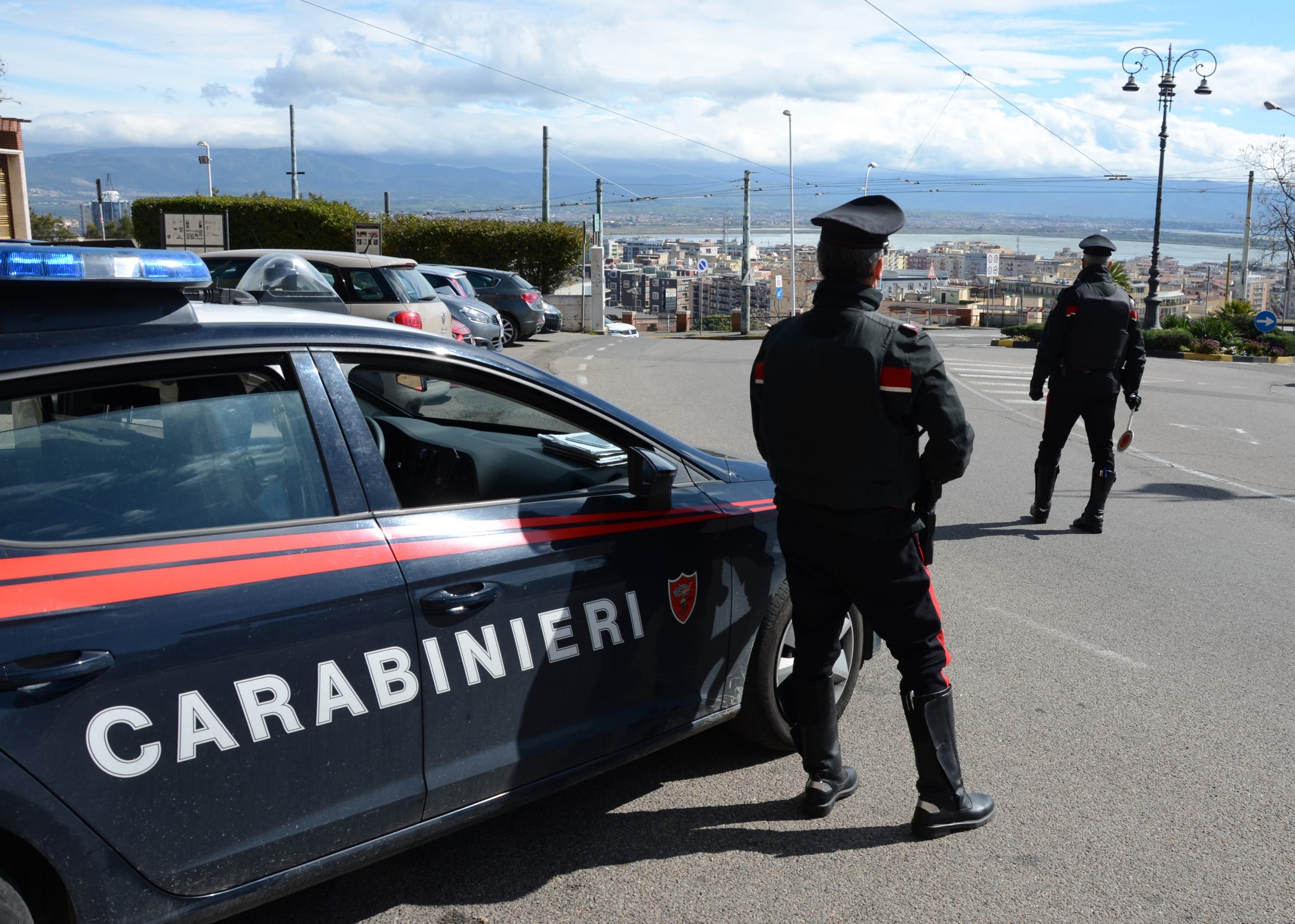 Viola il divieto ed entra in casa, 25enne arrestato a Monserrato per maltrattamenti