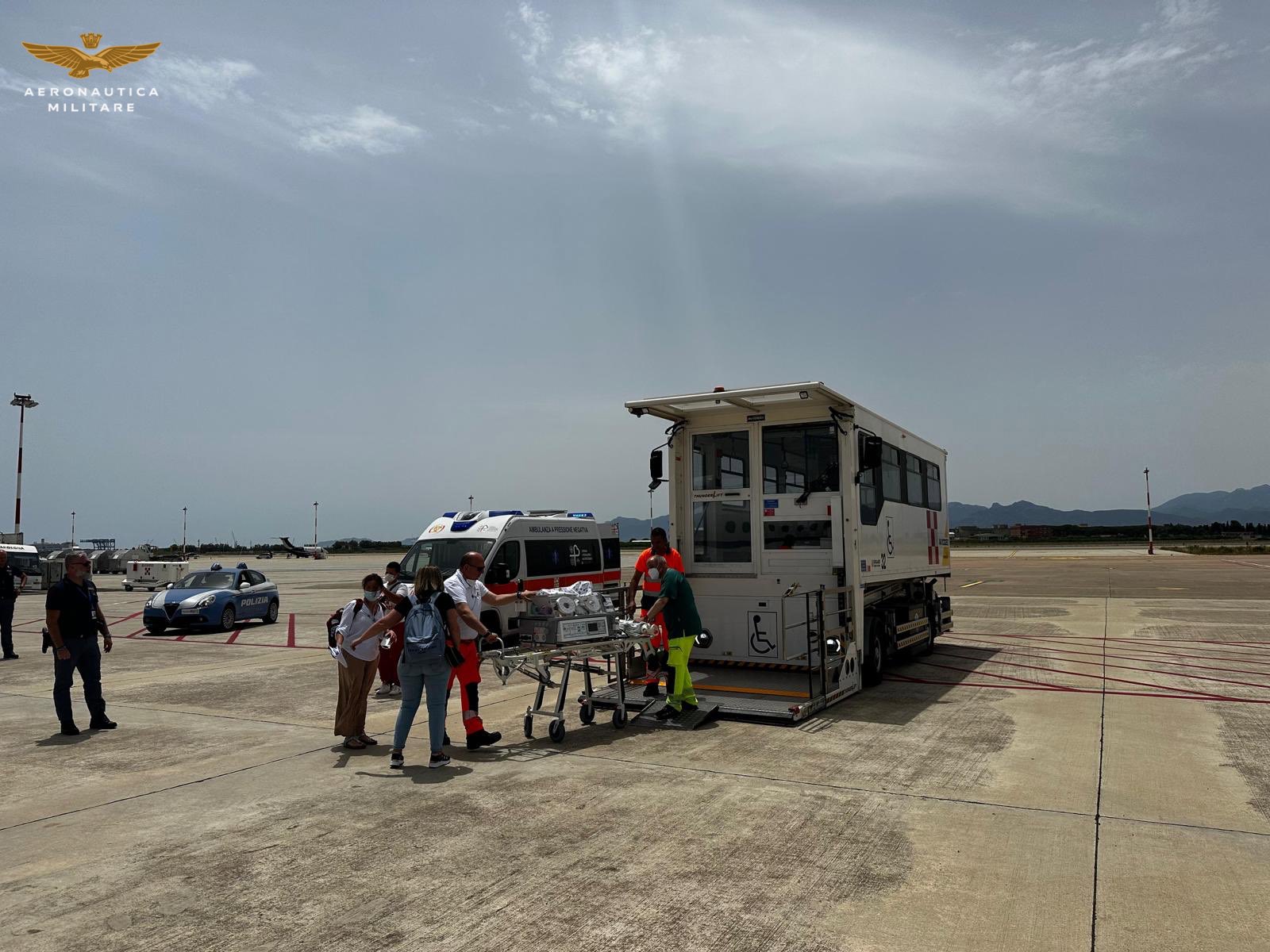 Cagliari, neonato di due mesi in pericolo di vita: scatta il trasporto urgente a Roma