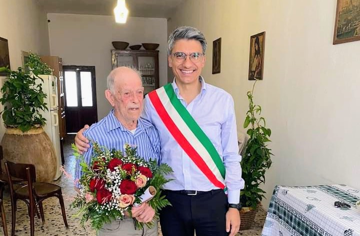 Cabras in festa, tziu Salvatore Garau spegne cento candeline: “E’ un pezzo della nostra storia”