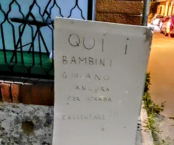 “In questo paese i bambini giocano ancora per strada”: singolare cartello a Siliqua