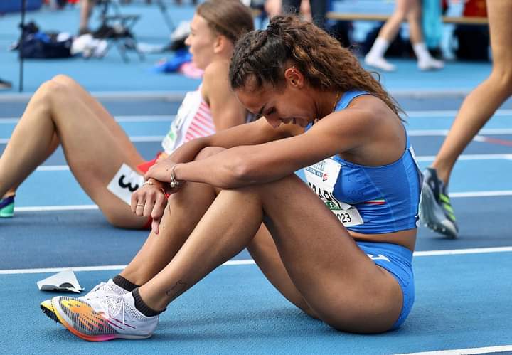 Dalia Kaddari in lacrime dopo la finale in Finlandia: è quinta ma sempre al primo posto nel cuore dei tifosi