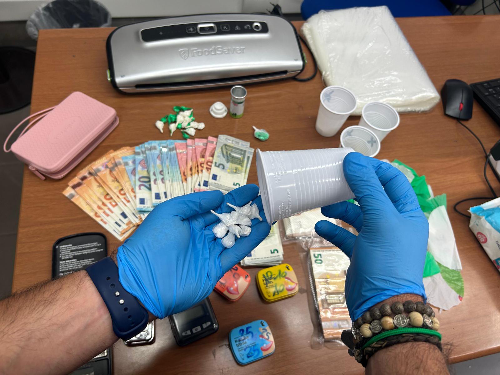 Cagliari, in casa 90 dosi di cocaina e 10 mila euro in contanti: 47enne in manette