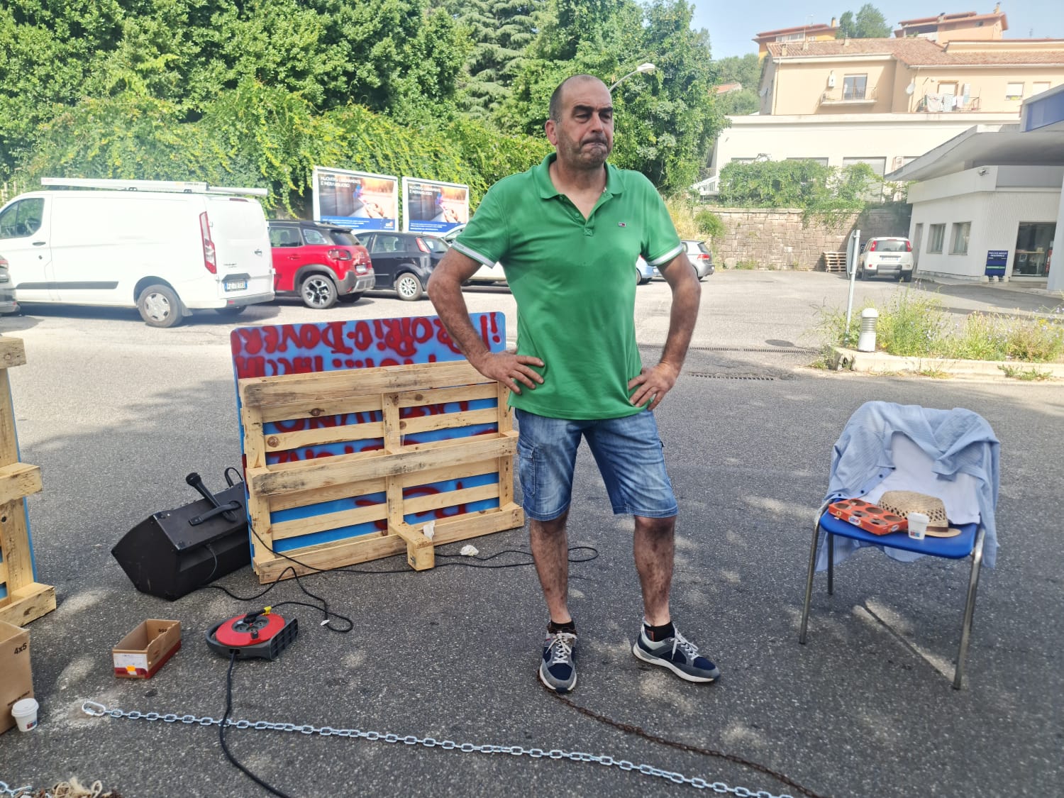 Diabetico sardo si incatena fuori dall’ospedale: “Reparto chiuso per ferie, siamo alla follia”