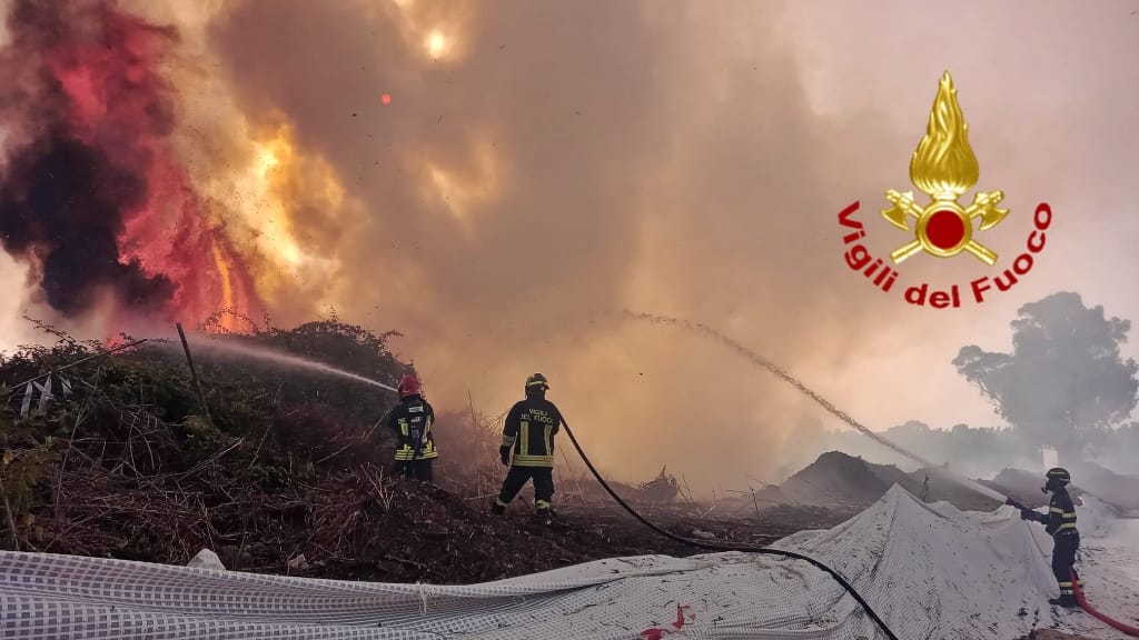 Oristano, vasto incendio minaccia l’area industriale e le case: fiamme domate dopo 4 ore