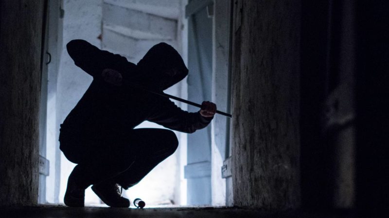 Cagliari, ladri scatenati a San Benedetto: colpiti uno studio d’arte e un supermercato