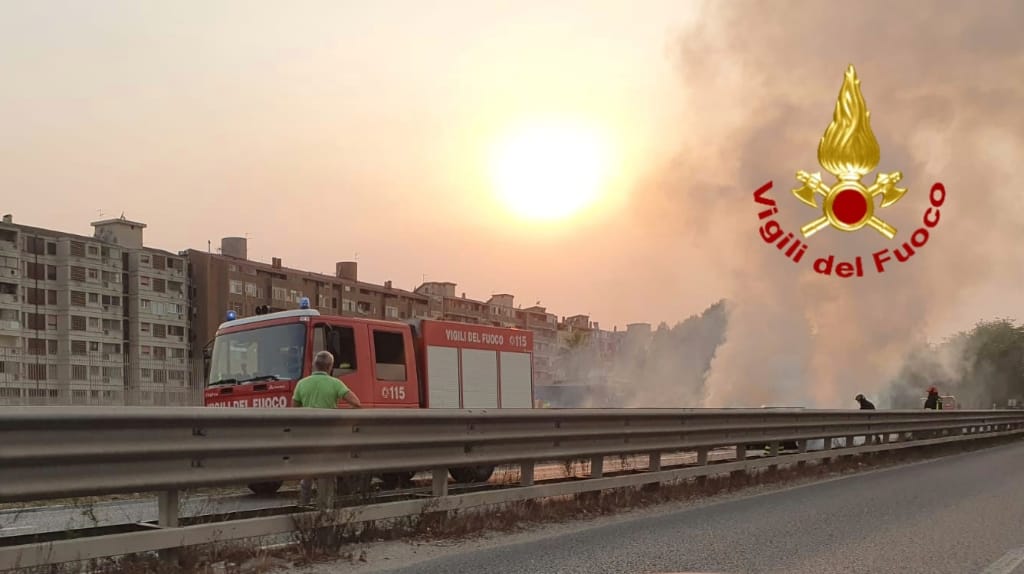 Paura sulla 554 a Quartu per un’auto in fiamme: il guidatore scappa all’ultimo