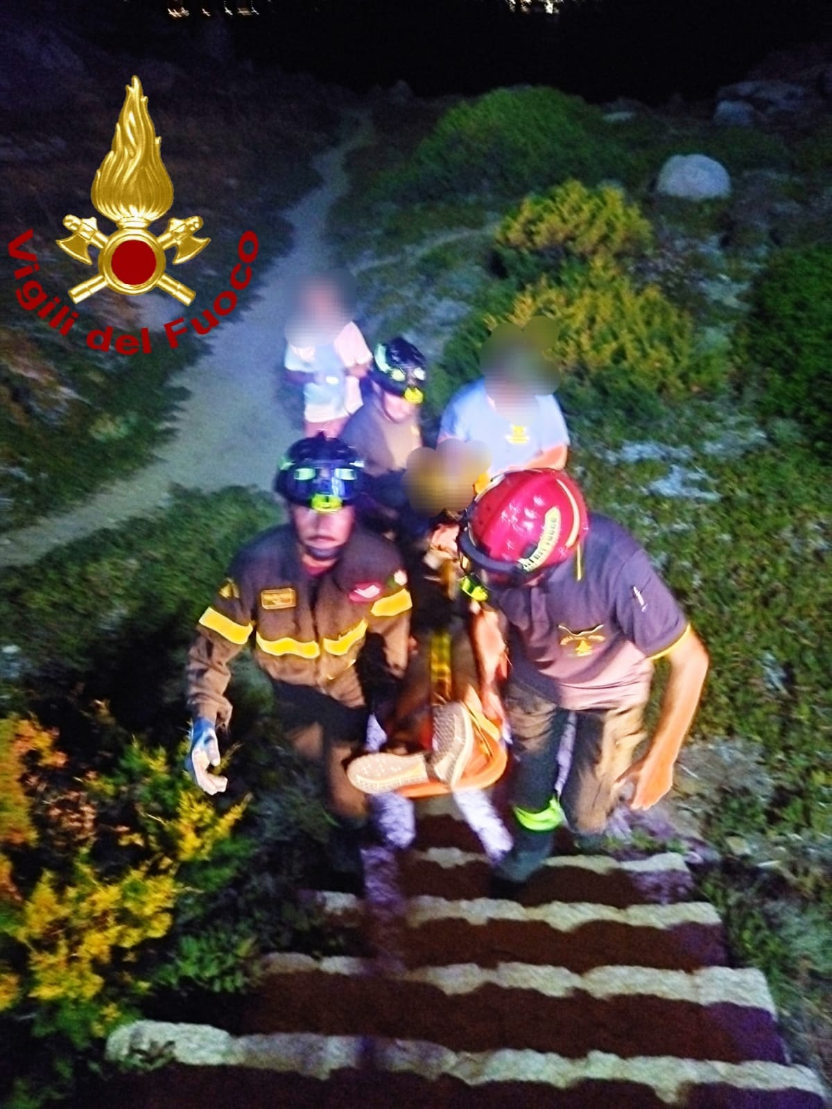 In vacanza in Sardegna cade sugli scogli, anziano di Cremona salvato dai vigili del fuoco