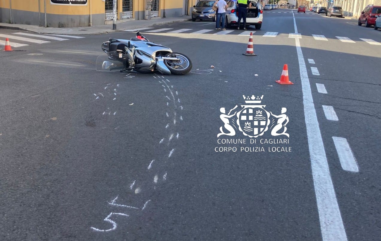 Auto contro scooter a Pirri, grave una ragazza di 17 anni