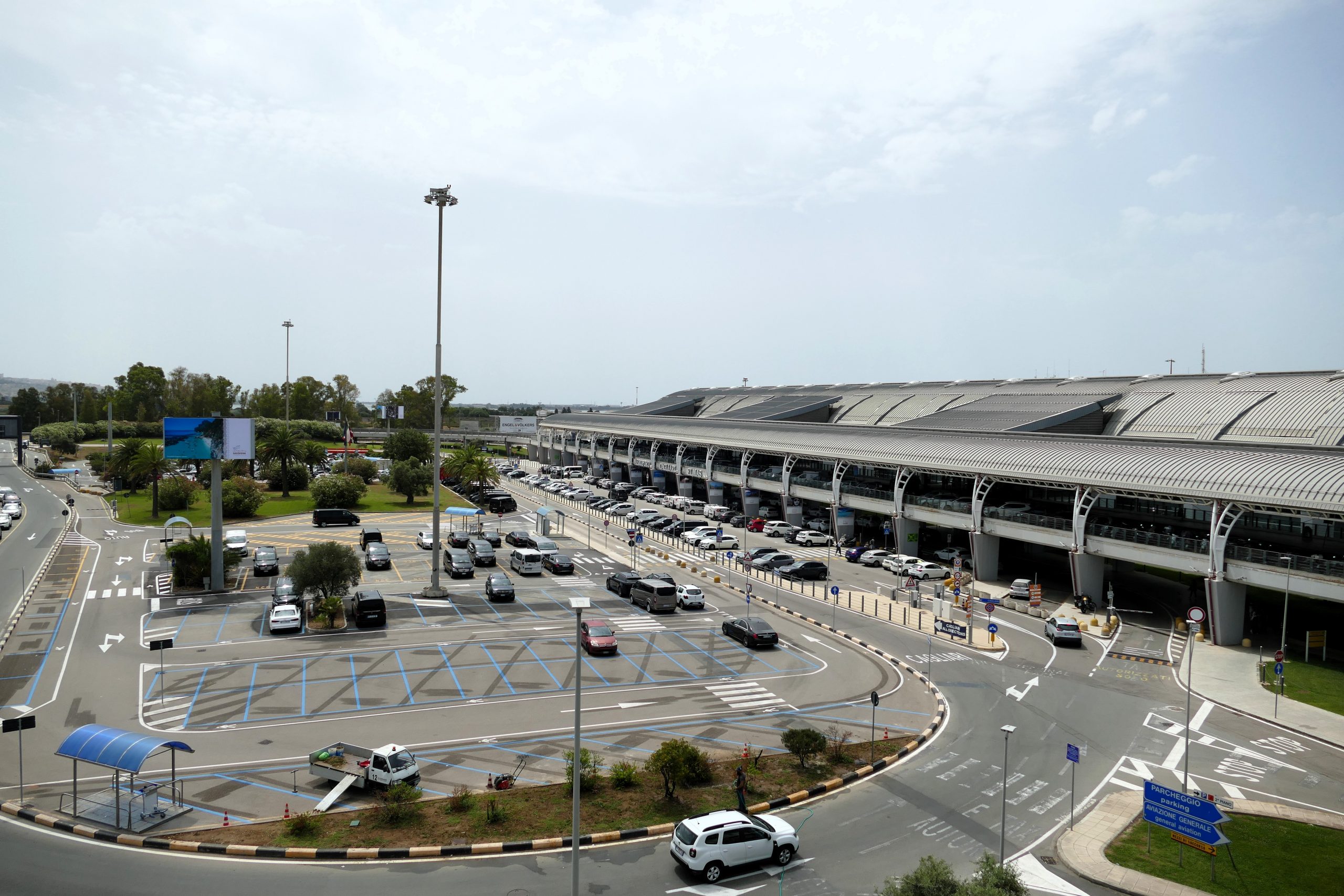 Svolta all’aeroporto di Cagliari: raddoppia la sosta gratuita in tutti i parcheggi nell’area “Arrivi”
