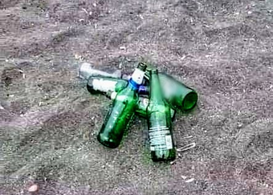 Sinnai, bottiglie abbandonate nell’arenile a Solanas e Genn’e Mari