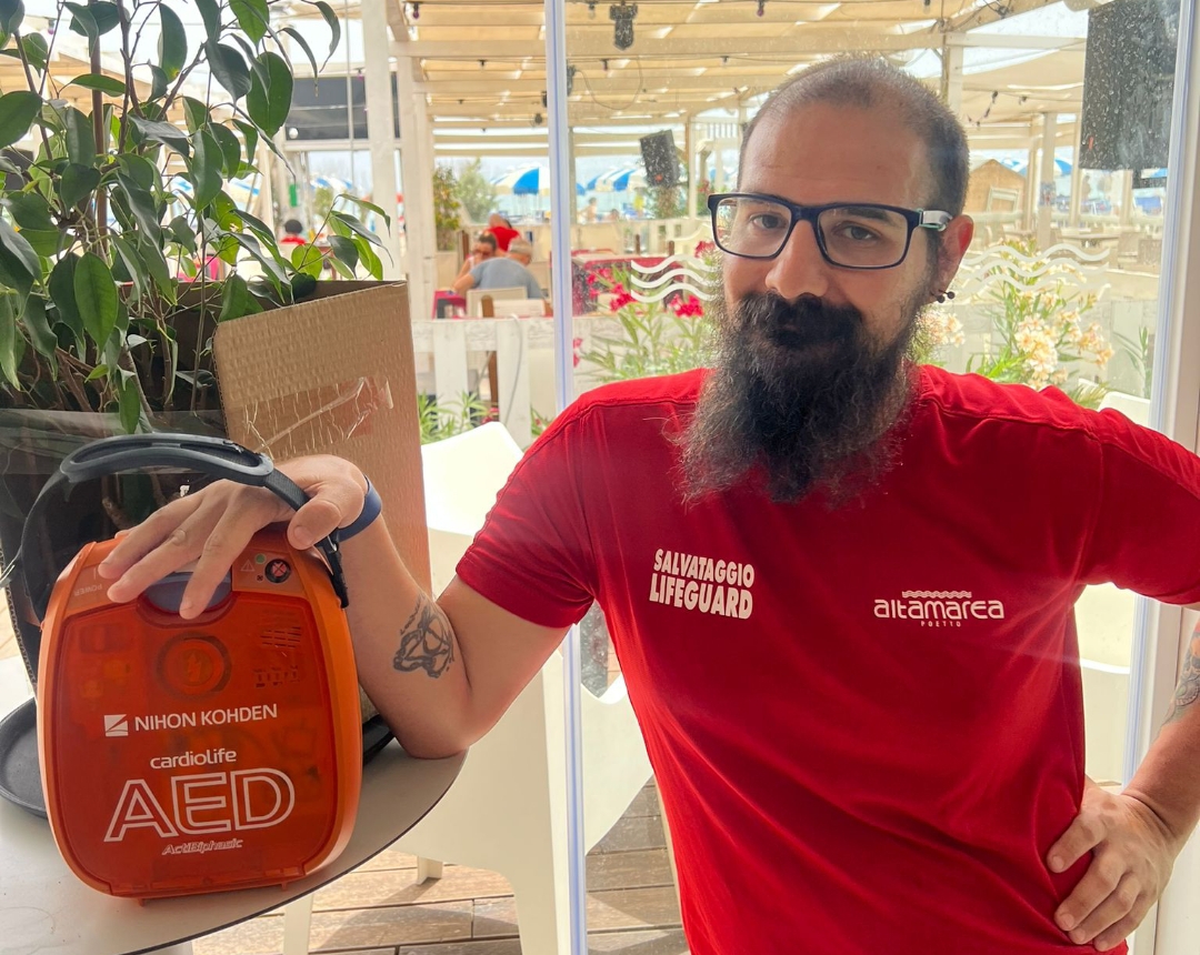 Si accascia in spiaggia a Quartu, bagnante salvato col defibrillatore: “Una scarica decisiva per rianimarlo”