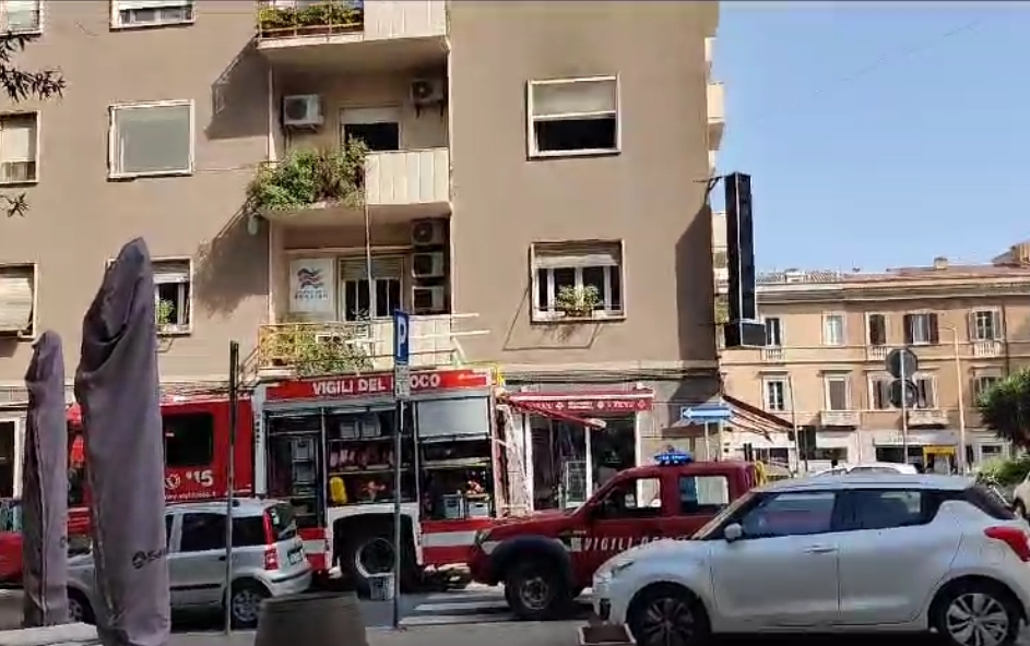 Cagliari, paura in piazza Galilei: fiamme al secondo piano di una palazzina