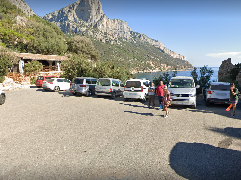 Auto svaligiata a Baunei, ladri in fuga con 3 valigie: “Avete derubato una coppia sarda”