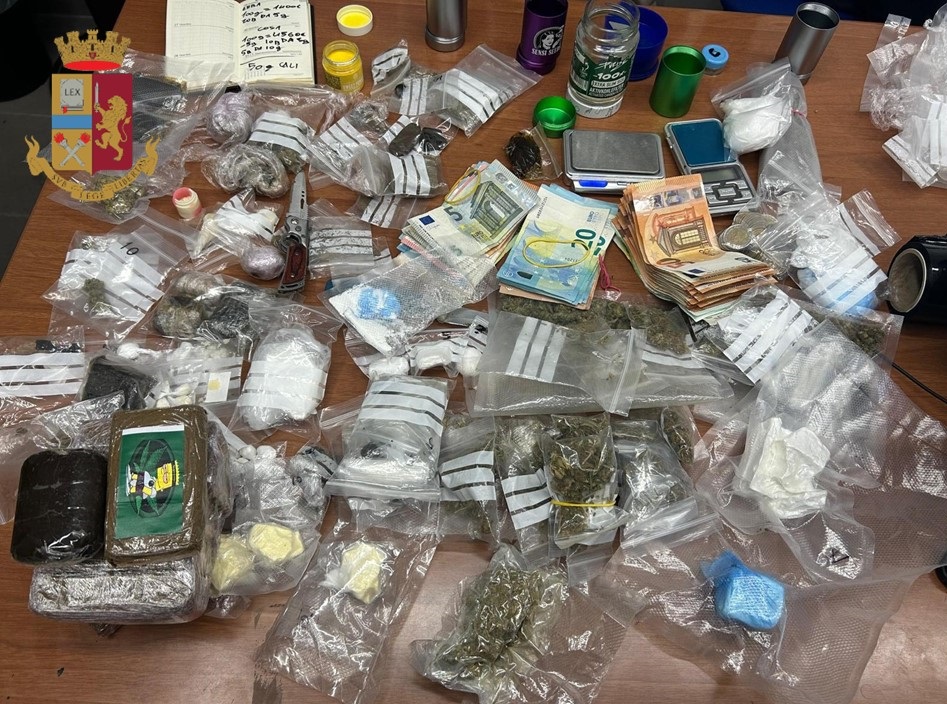 Cagliari, droga e denaro nella casa in affitto: arrestati due giovani