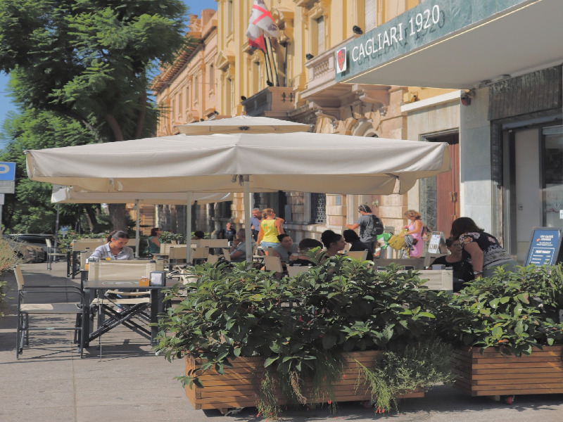 Troppi tavolini sul marciapiede del Largo Carlo Felice, stangata al bar del Cagliari