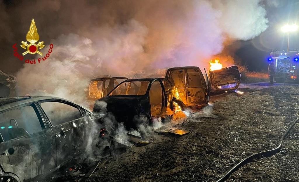 Paura a Sestu, in fiamme un deposito abusivo per le demolizioni di auto: il rogo è doloso