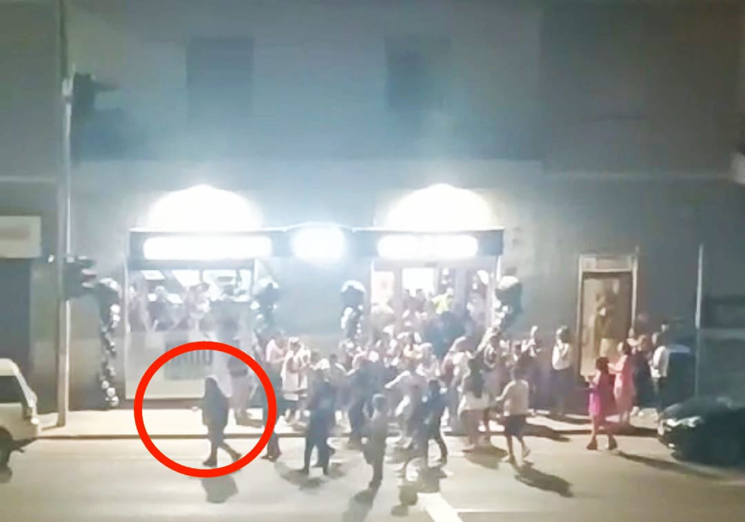 La urla di una donna, un calcio e poi il crollo a terra: ecco il video dell’aggressione a “tziu” Lai a Is Mirrionis