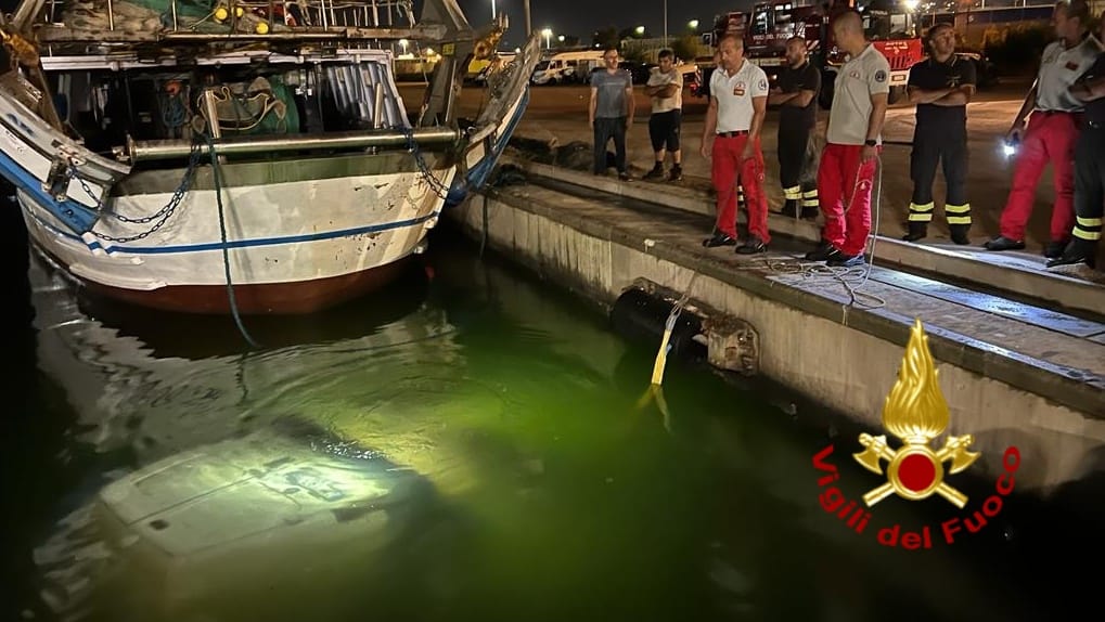 Paura al porto di Cagliari: furgone precipita in acqua, conducente salvato dai pescatori