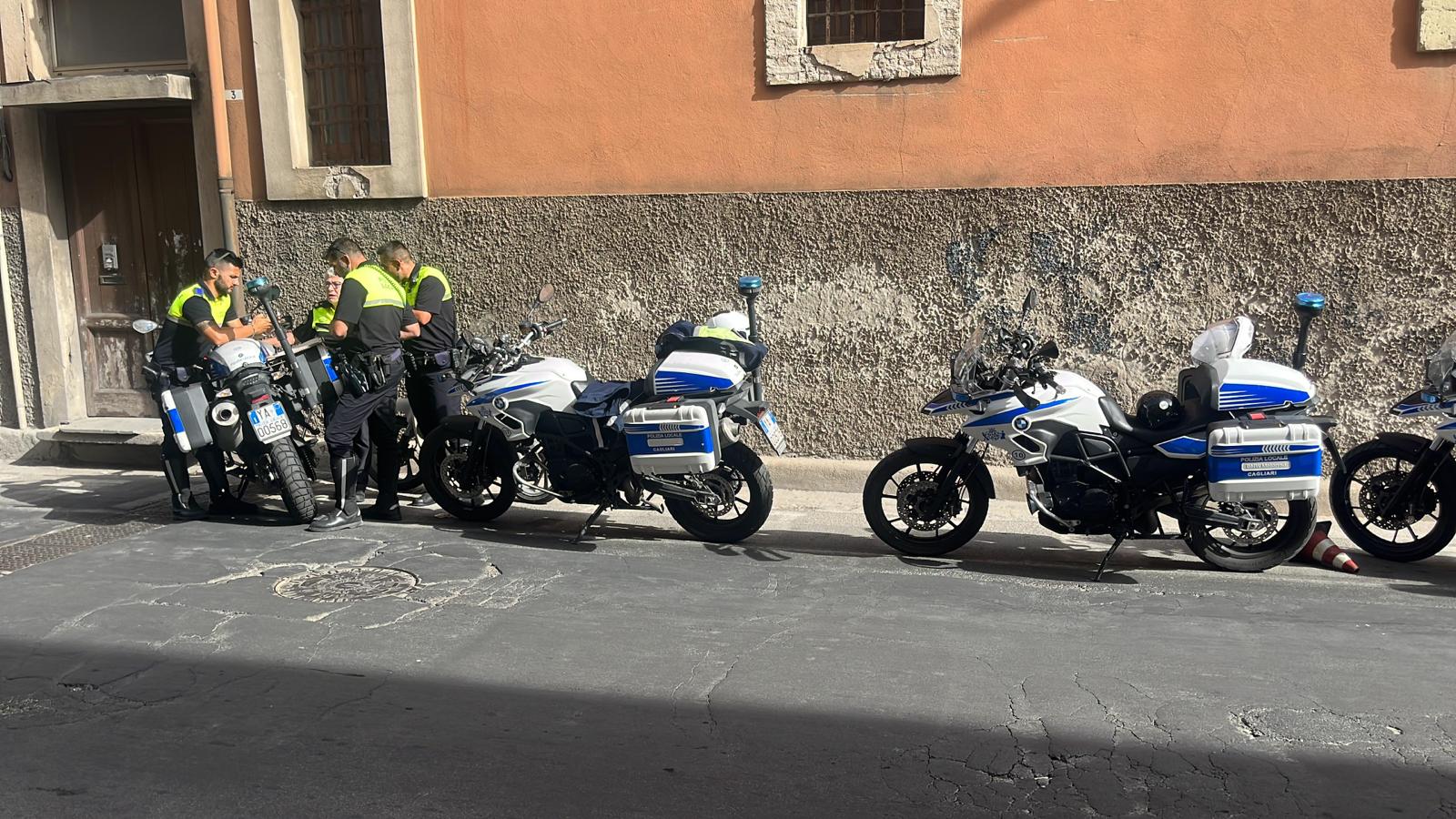 Pirri, brucia l’alt degli agenti: centauro senza patente in sella ad uno scooter con targa falsa