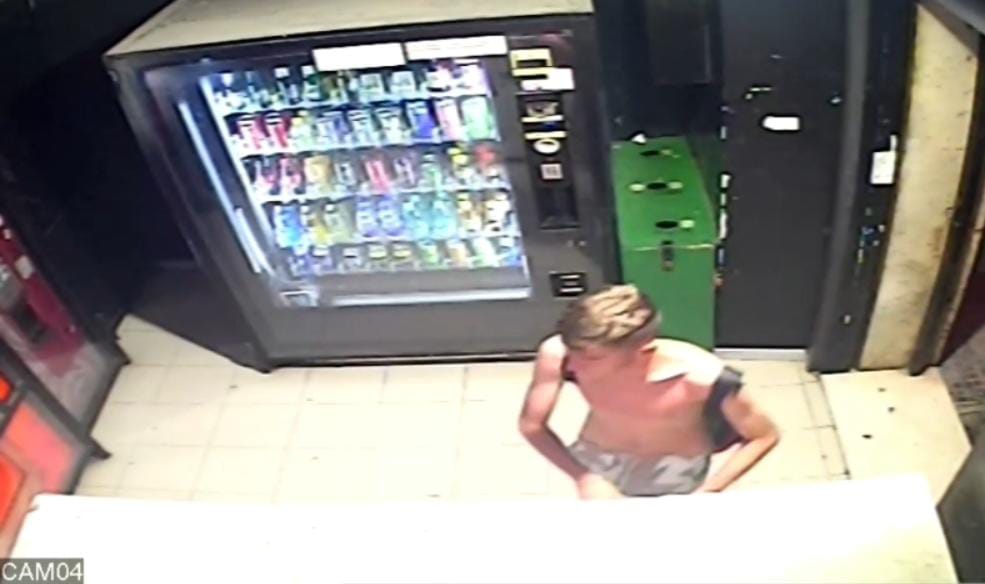 Cagliari, sfonda a sassate il distributore automatico: “Portami 100 euro o ti denuncio”