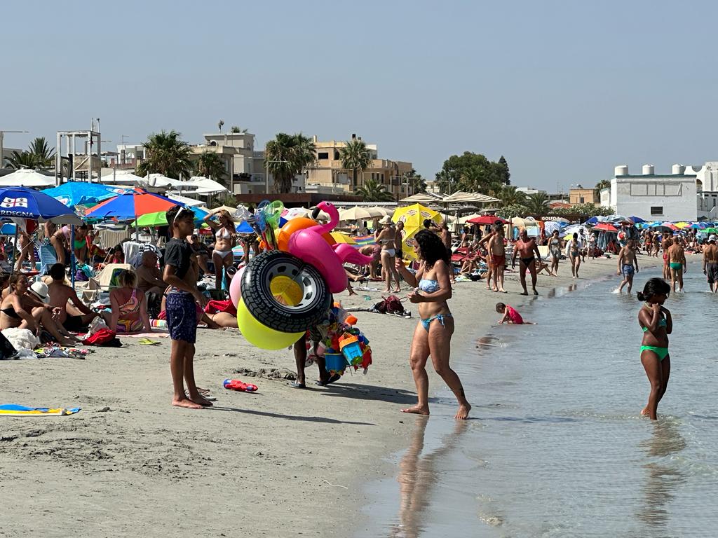 Cagliari, 45 gradi e Poetto preso d’assalto per sfuggire alla canicola: Marina Piccola mai così piena