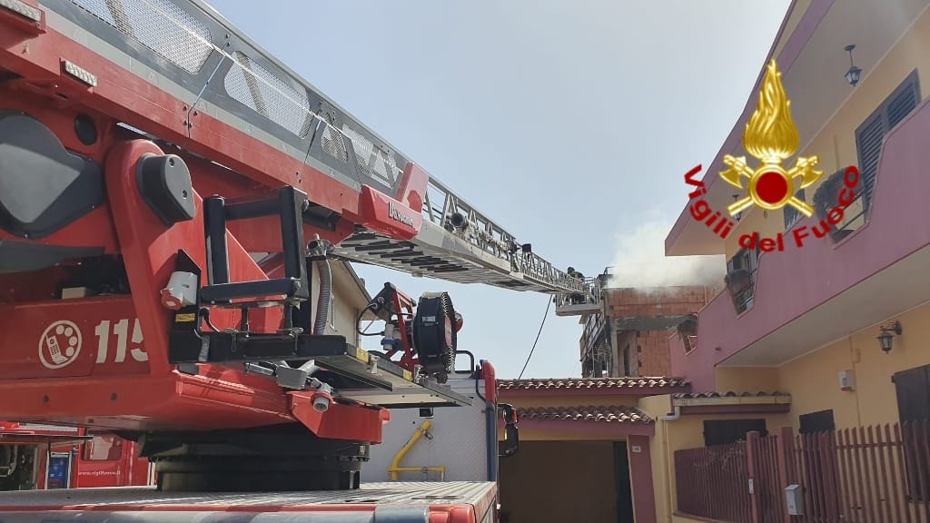 Prende fuoco una casa ad Assemini, tanta paura ma nessun ferito