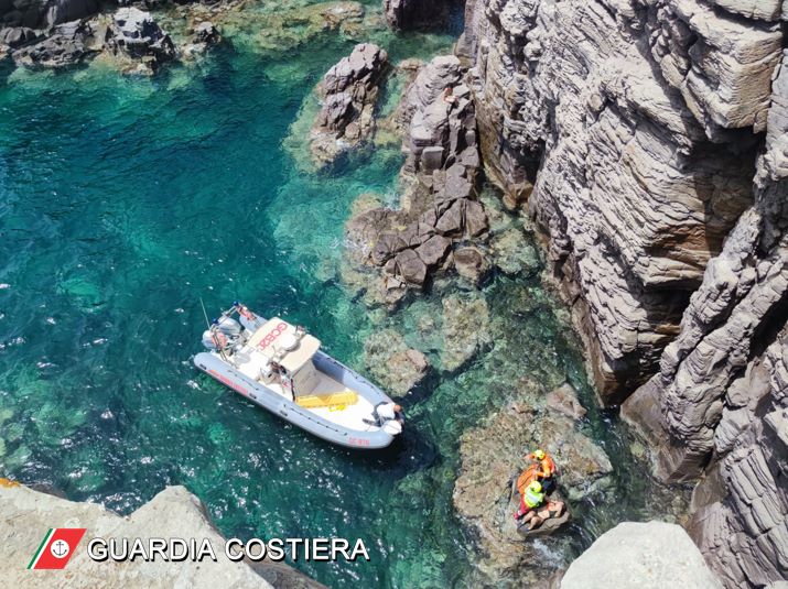 Carloforte, si tuffa e precipita sugli scogli a “La Conca”: 22enne ferita e salvata dalla Guardia costiera