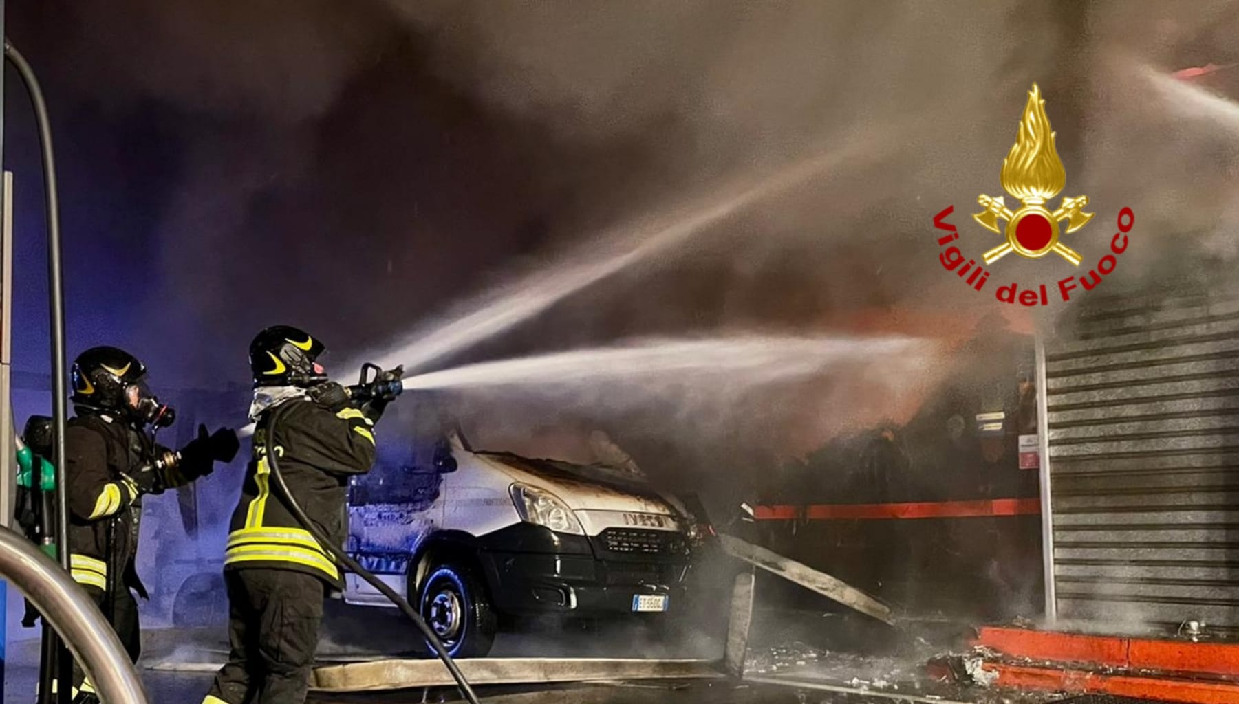 Paga la benzina con soldi falsi e lo denunciano, lui incendia il distributore per vendetta: arrestato un carrozziere di Cagliari