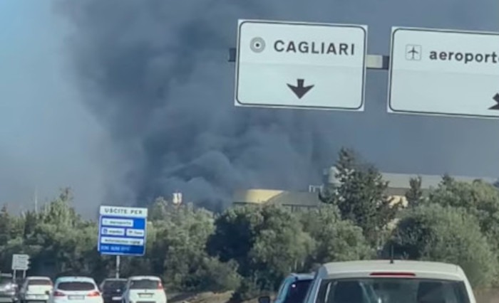 Fuoco e paura alle porte di Cagliari: evacuata un’azienda, viale Monastir chiusa al traffico