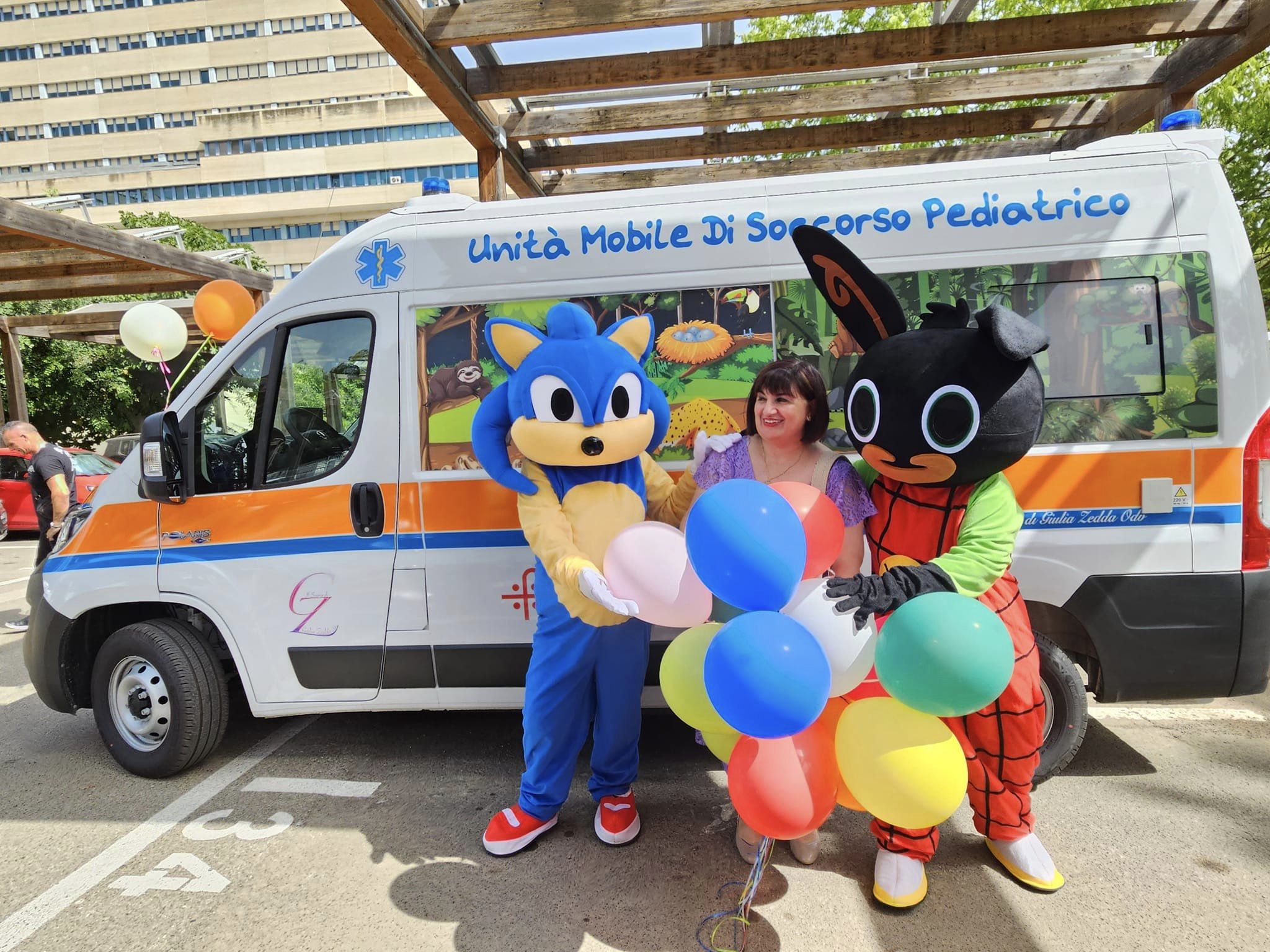 Cagliari, dono al Brotzu: l’ambulanza con gufetti e pesciolini che salverà i bambini “nel nome di Giulia”