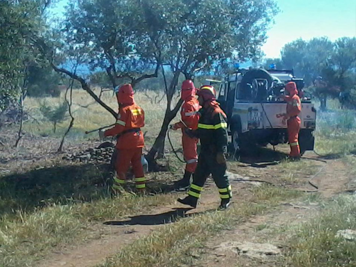 Lotta agli incendi in Sardegna, più di 7mila uomini in azione: “A supporto 15 elicotteri e 3 Canadair”