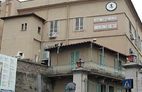 Bambino di 3 anni investito, è in gravi condizioni: travolto sull’asfalto insieme alla mamma