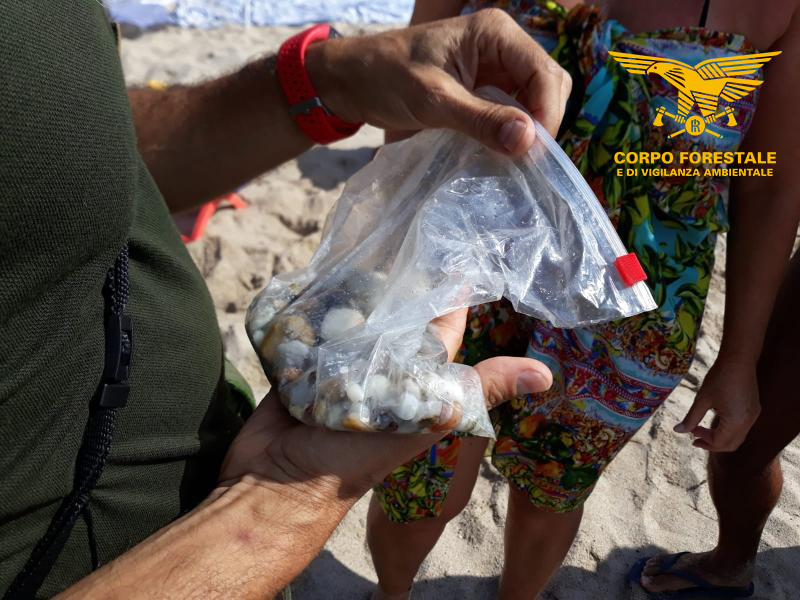 Sardegna, ancora furti di sabbia: turista sorpreso con 1 kg di ciottoli