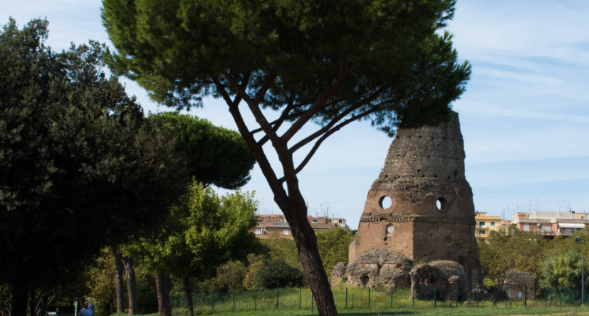 Clochard trovato senza vita in un parco per il caldo
