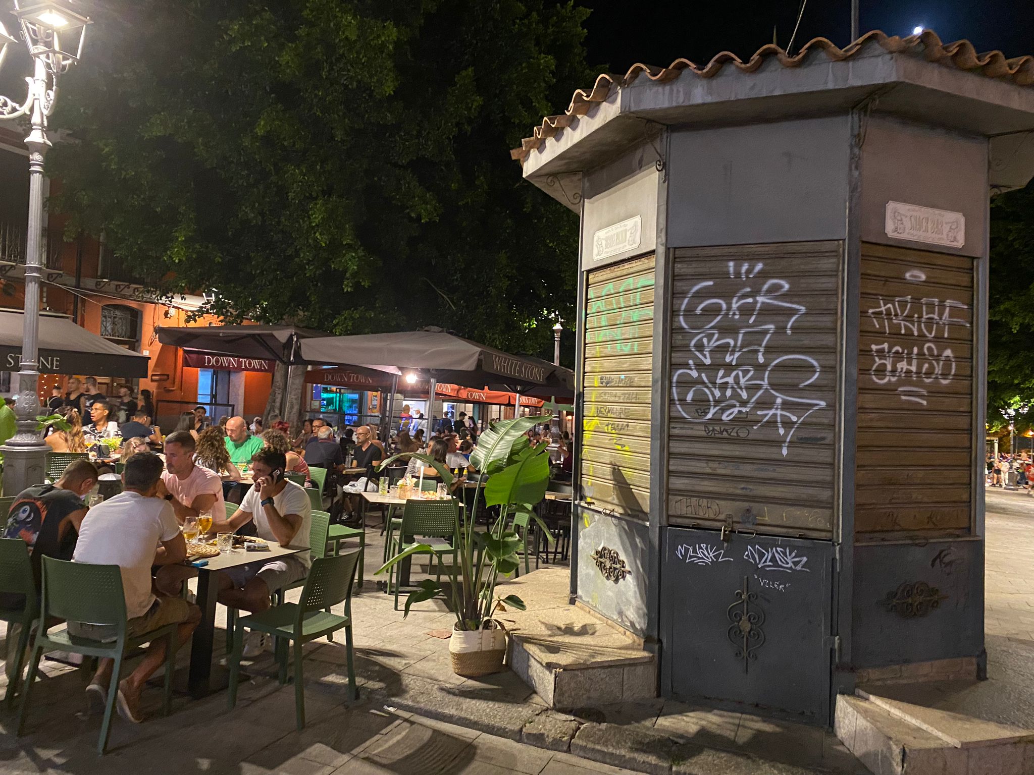 Cagliari, i consiglieri comunali pattugliano la movida: “Bene i tavolini, male la corsa agli alcolici dei giovani”