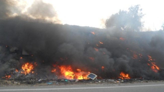 Cagliari, condanne e risarcimenti per i roghi accanto al campo Rom: ma c’è l’assoluzione per disastro ambientale