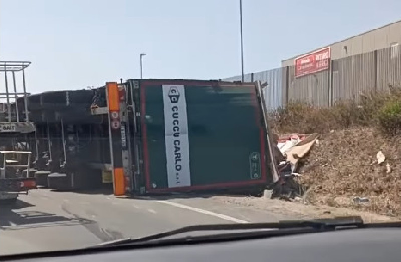 Paura tra la 554 e la 131 alle porte di Cagliari, autoarticolato si ribalta: nessun ferito solo per miracolo