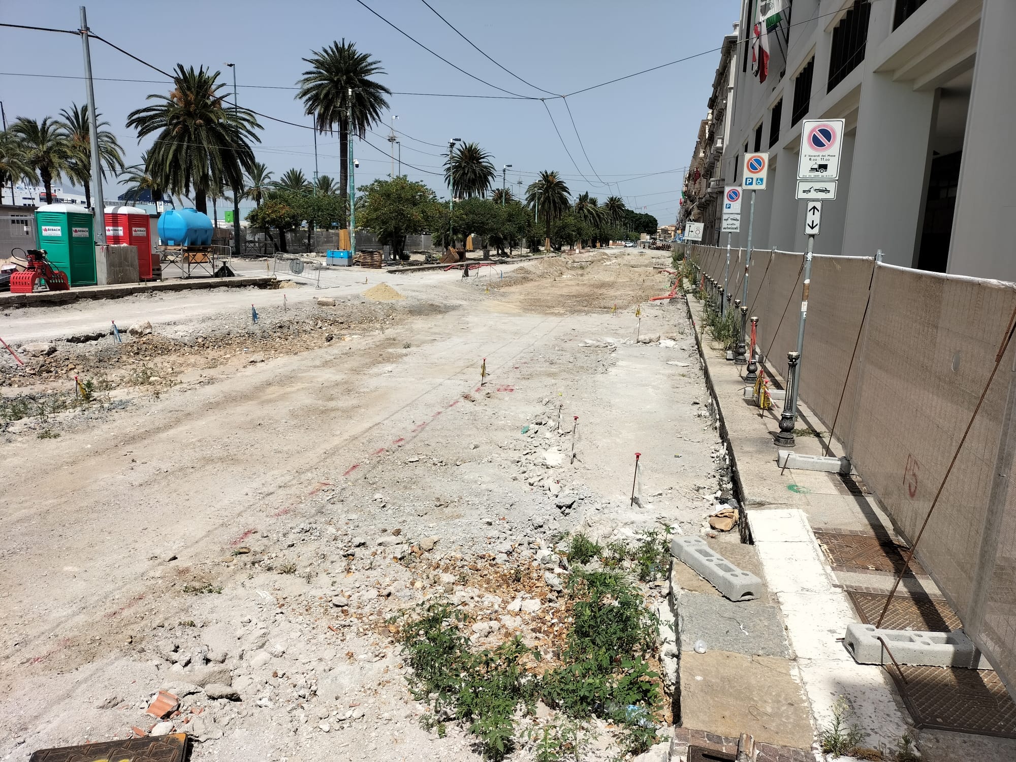 Via Roma da incubo, nel cantiere fermo da oltre un mese adesso cresce anche l’erba