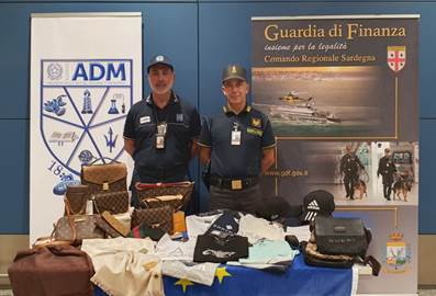 Borsette, t-shirt e polo contraffatte: sequestro da quasi 17 mila euro all’aeroporto di Cagliari