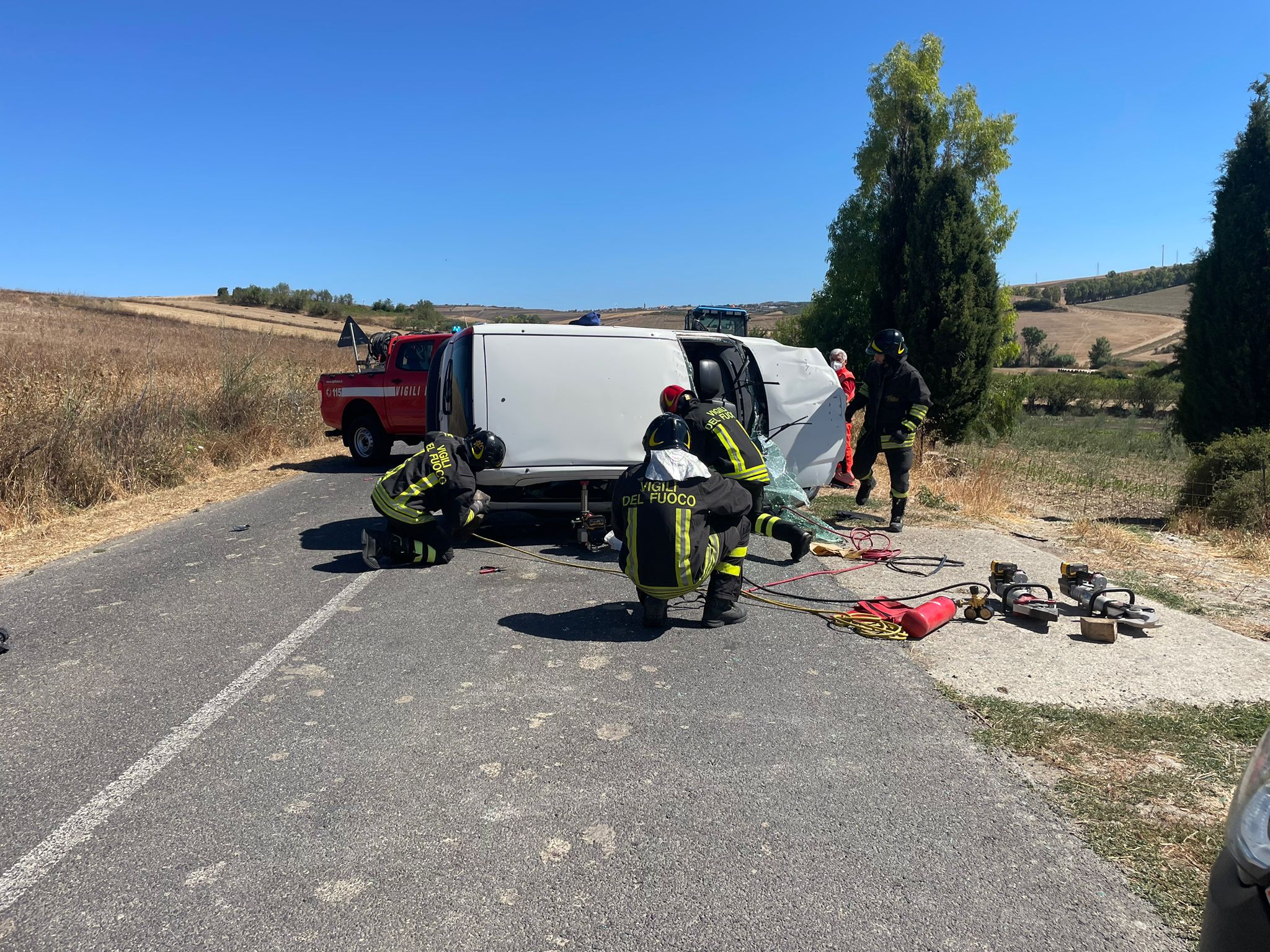 Sbanda, vola fuori strada e viene sbalzato dall’auto: Piero Pilia muore a Gesico